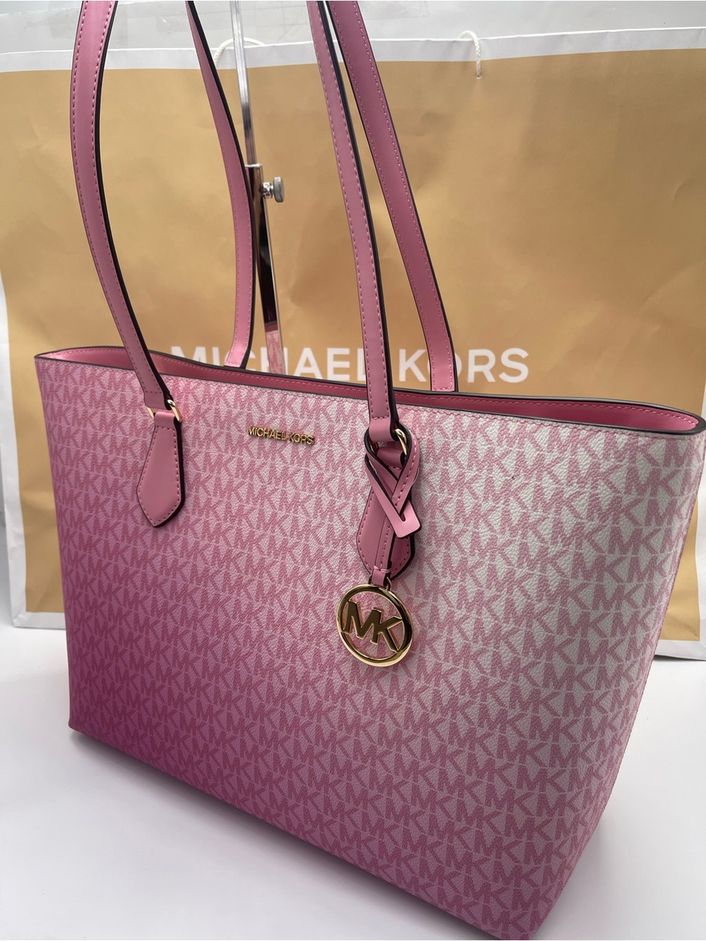 MICHAEL MICHAEL KORS SHEILA
CARNATION LG Multifunctional TOTE bag
Carnation
NWT - Picture 2 of 16